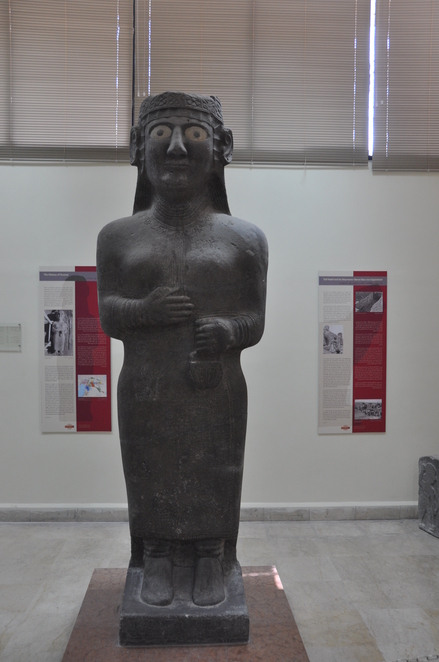 Tell Halaf, Statue of a goddess, detail