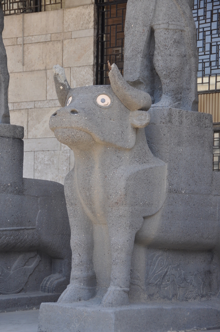 Tell Halaf, The divine traid, two sitting lions with a human head and a slab with a running lion