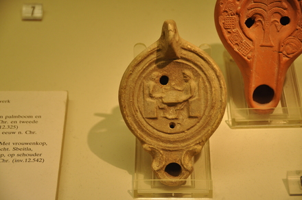 Sbeitla, Roman oil lamp with backgammon