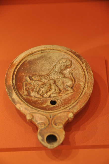 Utica, Roman oil lamp with leopard