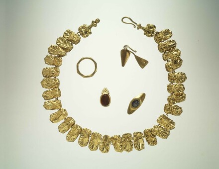 Goudschat: collier van schakels van goudblik