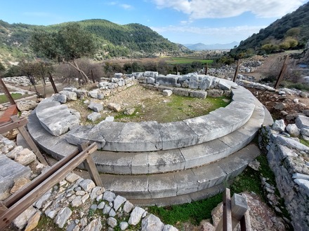 Circular monumental building