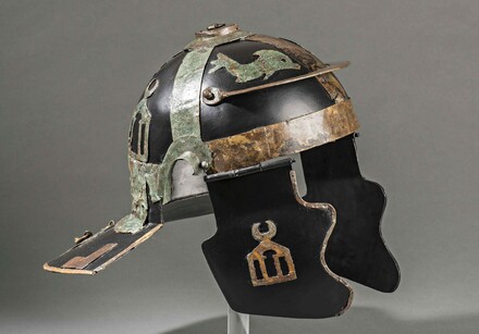 Romeinse helm met helmbeslag