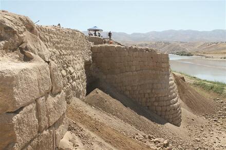 Ilısu Höyük wall with towers