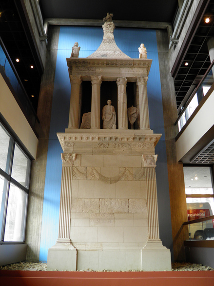 Tomb of Poblicius (from Teretina, veteran of the 5th legion)