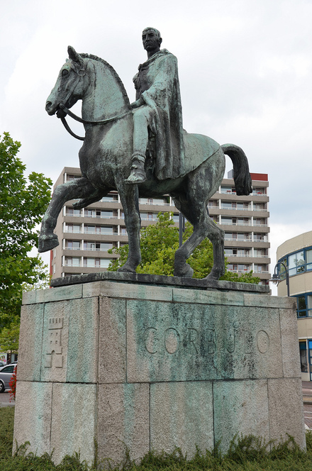 Modern statue of Domitius Corbulo