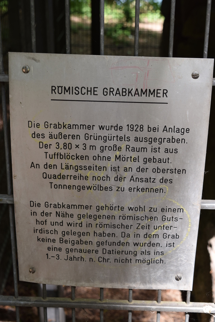 Römische Grabkammer - Infoschild
