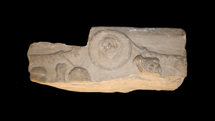 Reliëffragment grafsteen