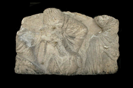 Reliëffragment grafsteen