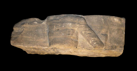 Reliëffragment grafsteen