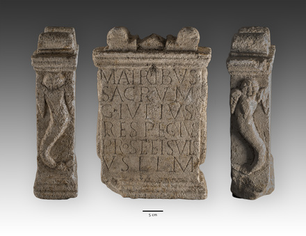 Altaarsteen 'aan de Moedergodinnen gewijd'