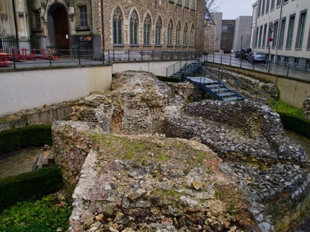 Basilica of badhuis naast de basiliek