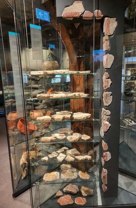 Vitrine mit Verputzfragmenten aus der Villa Rustica Burren