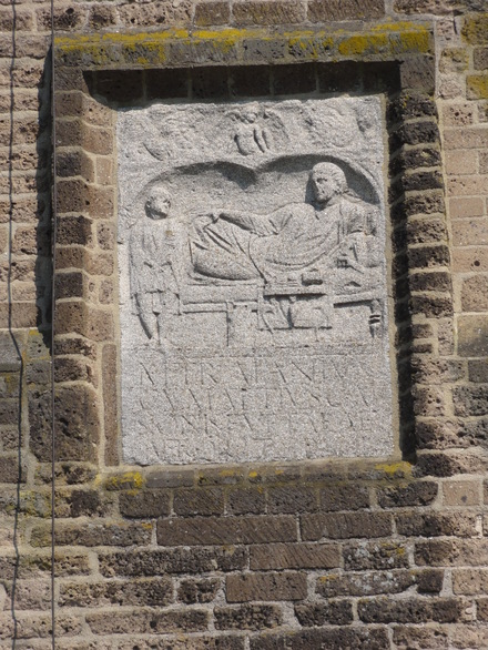 Ingemetselde grafsteen van Gummatus