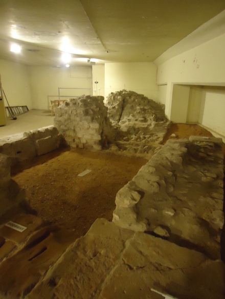 Porte Ouest du fort romain (West gate of Roman fort)