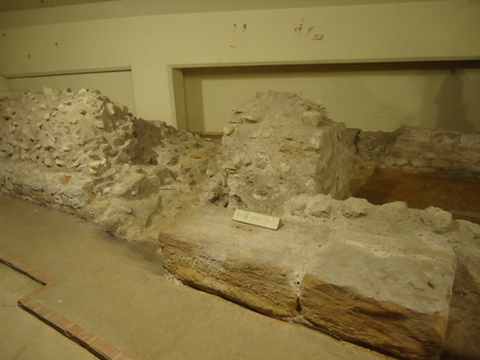 Porte Ouest du fort romain (West gate of Roman fort)