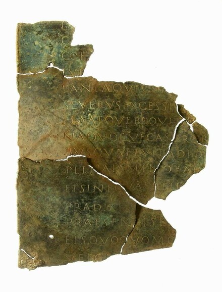 Fragment van een Latijnse inscriptie op brons