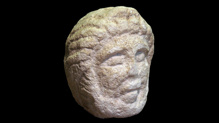 Zandstenen mannenkopje