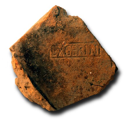 Dakpan met stempel EXGERIN