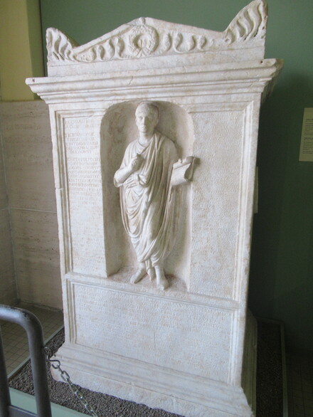 stèle du monument de QSM