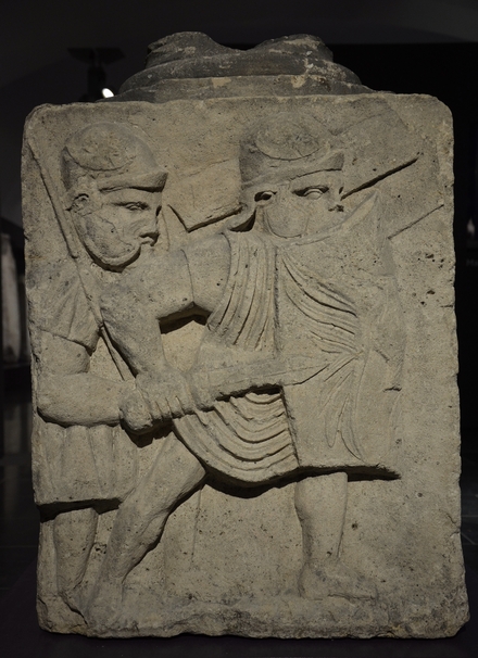 Säulensockel mit zwei kämpfenden Legionären