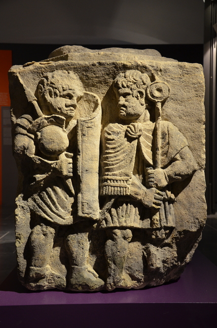 Säulenbasis mit zwei Legionären