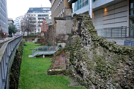 London wall, Noble Street