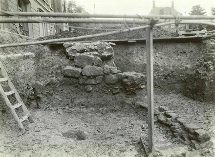 Opgraving Domplein te Utrecht in 1933 met oa Romeinse barakmuur