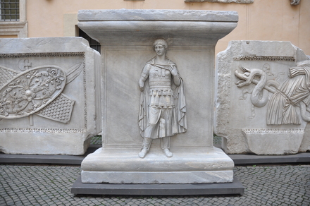 Temple of Hadrian, Frieze