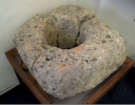 Tufstenen scharniersteen