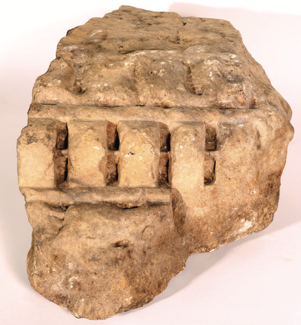 Blok bewerkt kalksteen uit De Bijland