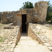 Nea Paphos, Royal tomb 1, Entrance