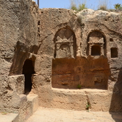 Nea Paphos, Royal tomb 2, Entrance with niches and carvings