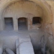Nea Paphos, Royal tomb 2, Burial chamber with three loculli