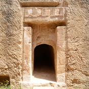 Nea Paphos, Royal tomb 8, Entrance to burial chamber with decorated lintel