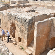Nea Paphos, Royal tomb 8, Entrance with arched passages