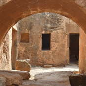 Nea Paphos, Royal tomb 8, Arch and entrances to burial chambers