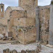 Nea Paphos, Chrysopolitissa, Backside of the church with apse, loose column and floormosaic