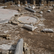Nea Paphos, Chrysopolitissa, Court with columns and mosaics