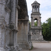 Glanum, Triumph arch and mausoleum