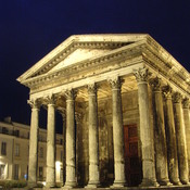 Nîmes, Front of temple called maison-carree by night