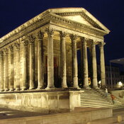 Nîmes, Temple called maison-carree by night