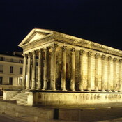 Nîmes, Temple called maison-carree by night