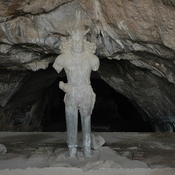 Bishapur, Cave of Shapur I: Statue of the king
