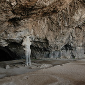 Bishapur, Cave of Shapur I: Statue of the king