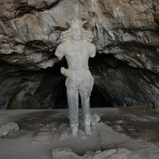 Bishapur, Cave of Shapur I: Statue of the king