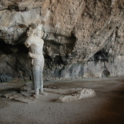 Bishapur, Cave of Shapur I: Statue of the king