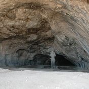 Bishapur, Cave of Shapur I: Statue of the king