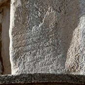 Naqš-e Rustam, Elamite relief of a snake throne