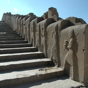 Persepolis, Interconnecting staircase (west), Relief of servants